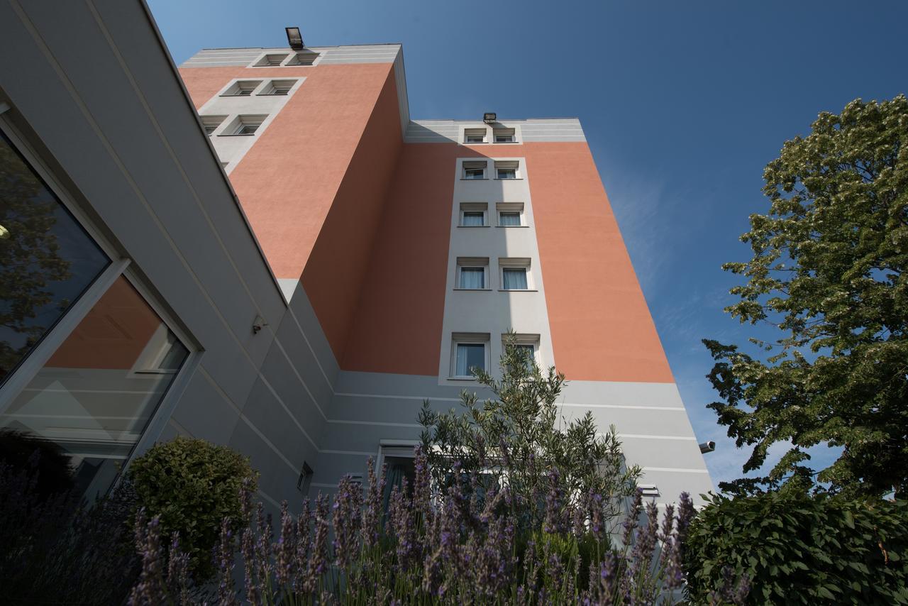 Ibis Lyon Sud Sur Rhone 3*